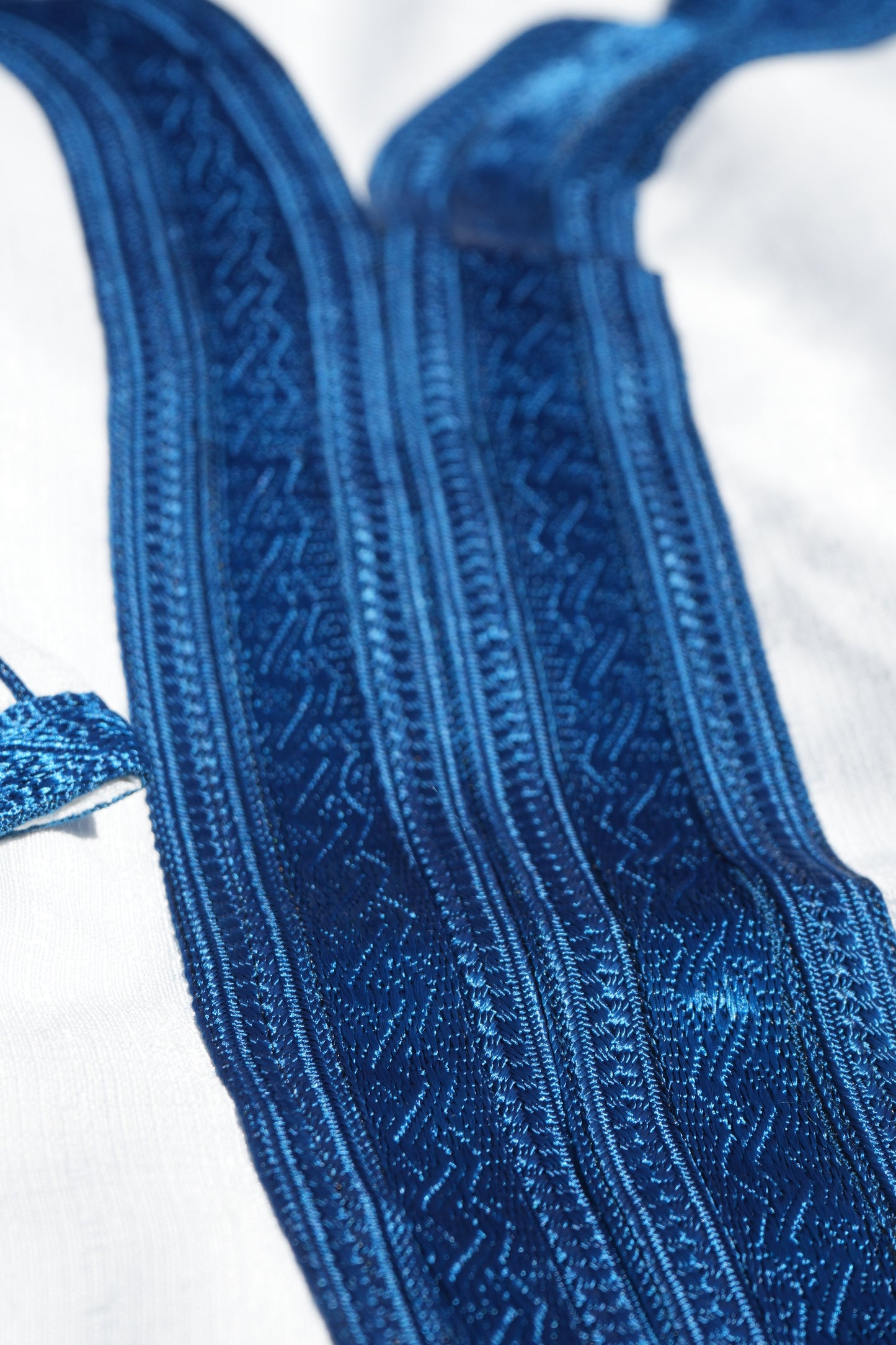 Gandura blanca acabados azules (High Quality)