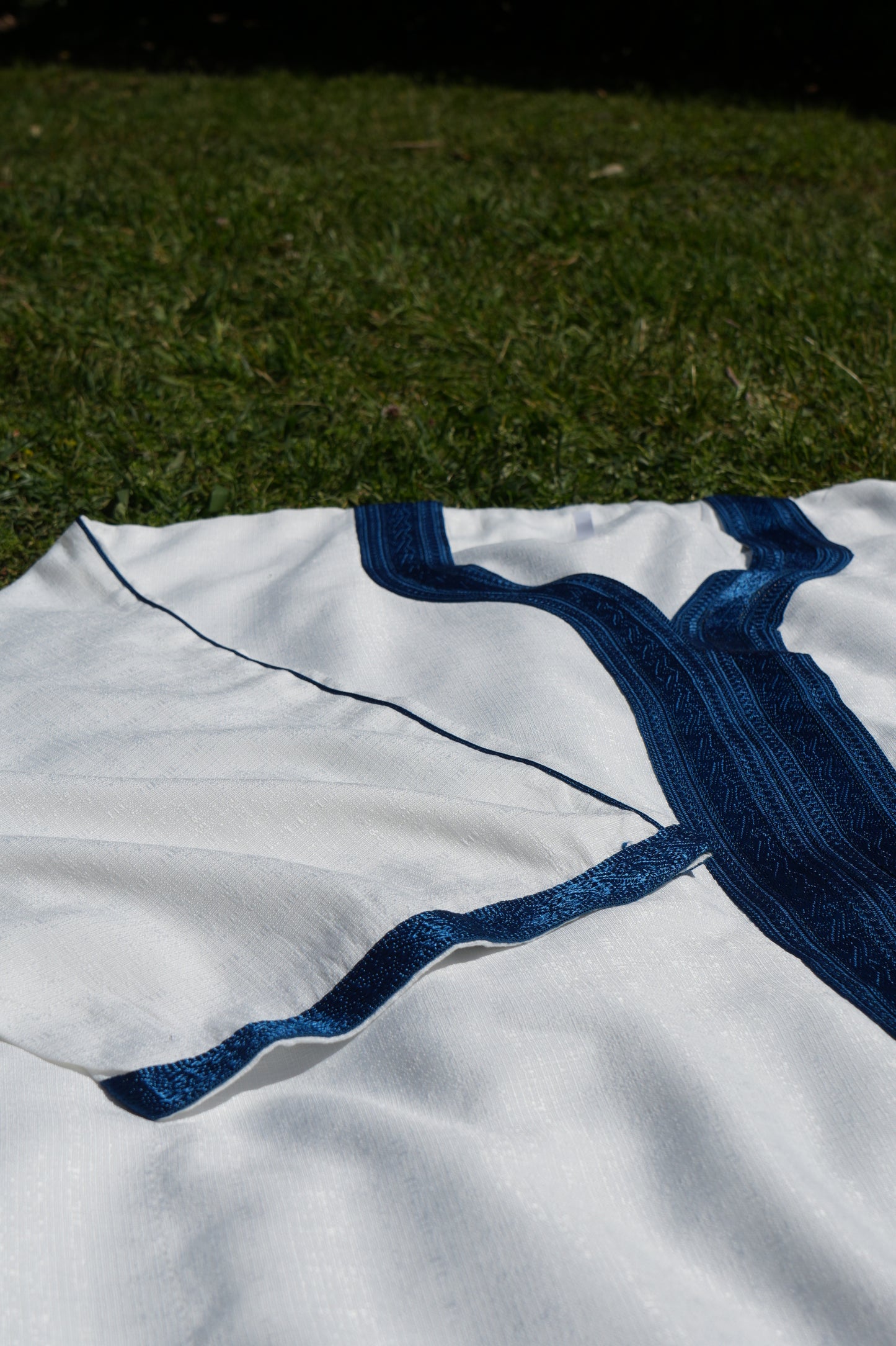 Gandura blanca acabados azules (High Quality)