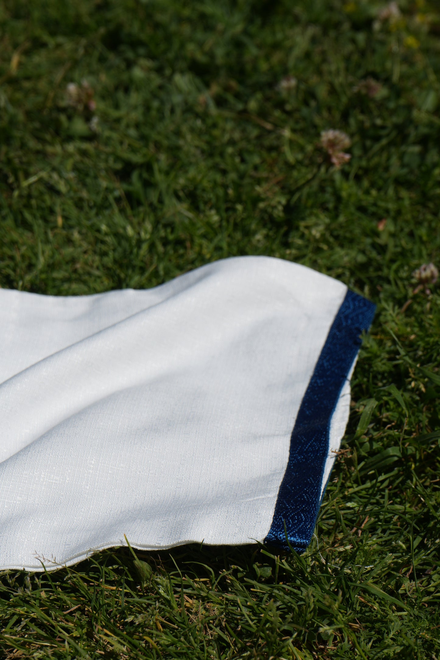 Gandura blanca acabados azules (High Quality)