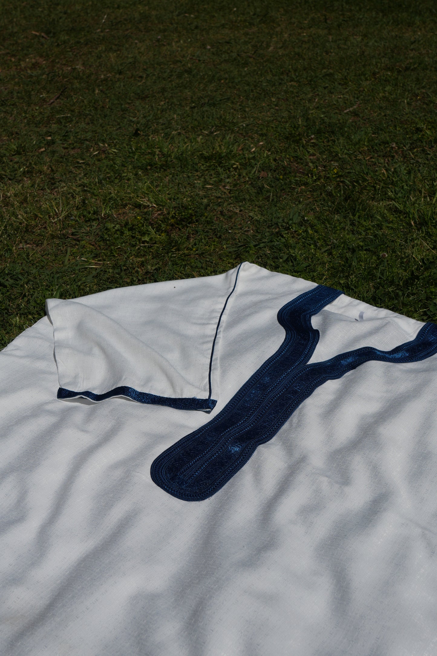 Gandura blanca acabados azules (High Quality)