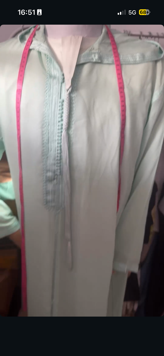 Conjunto foqiya y abaya saudí.
