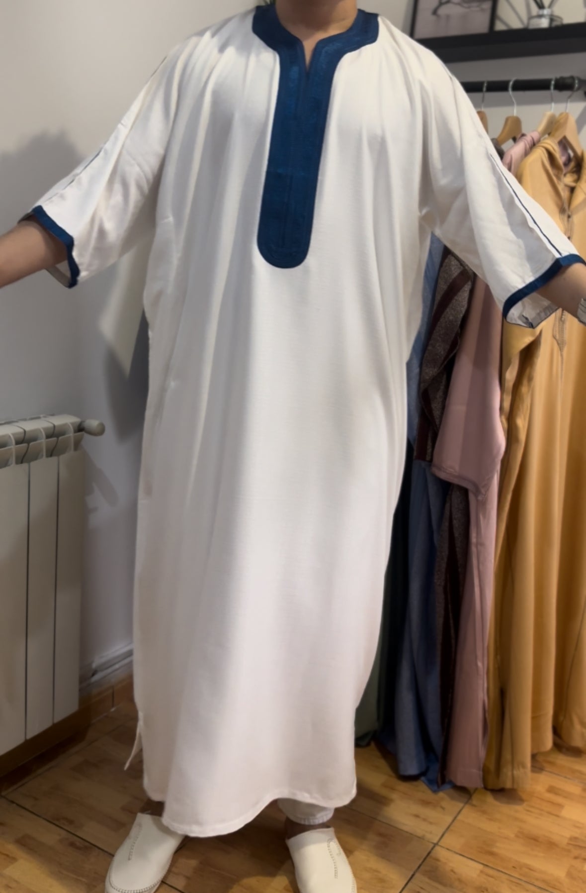 Gandura blanca acabados azules (High Quality)